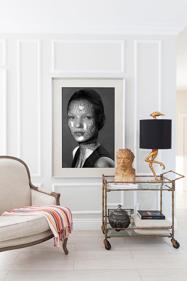 Oturma odasında Albert Watson'ın Kate Moss portresi (eyinteriors.com)