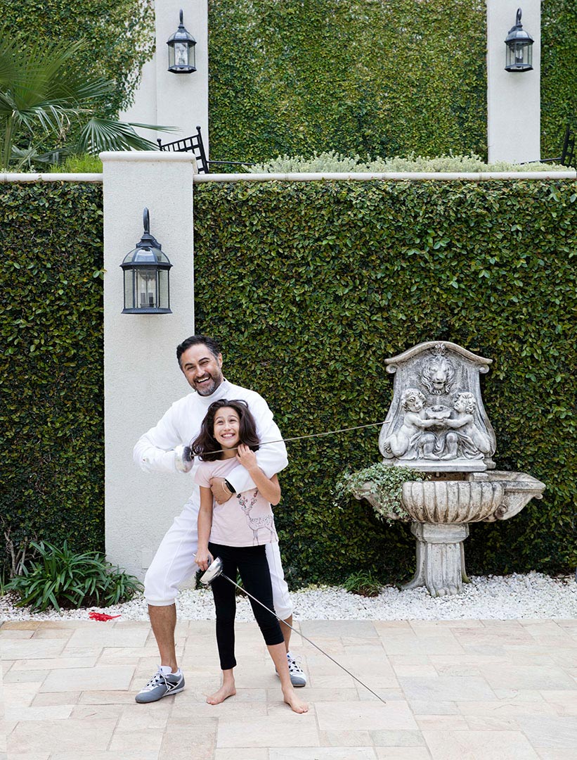 Emrah Yücel, kızı Ada ile bahçede eskrim karşılaşmasına hazır (eyinteriors.com)